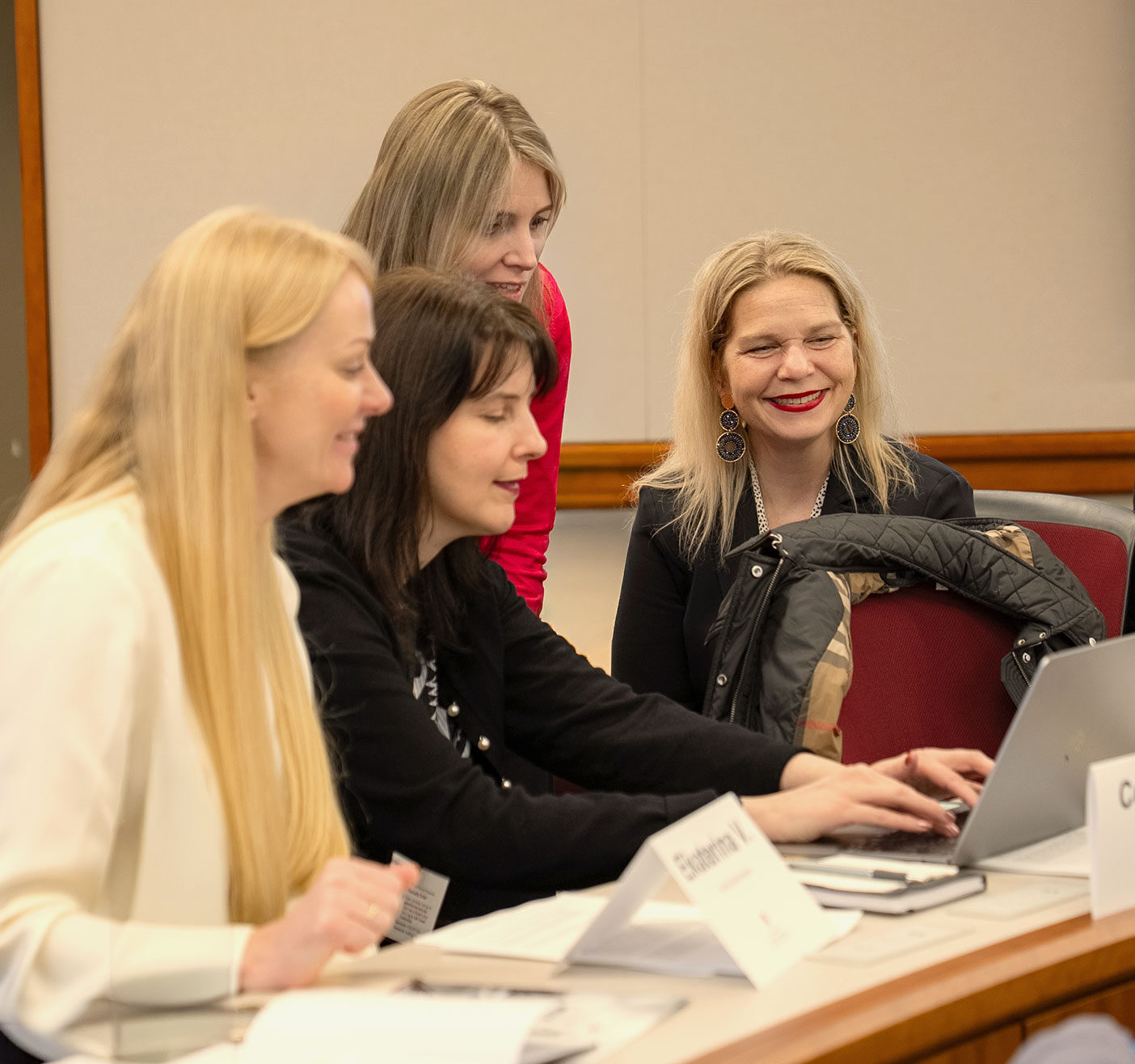 A group of Harvard Professional & Executive Development program participants work together in a group.